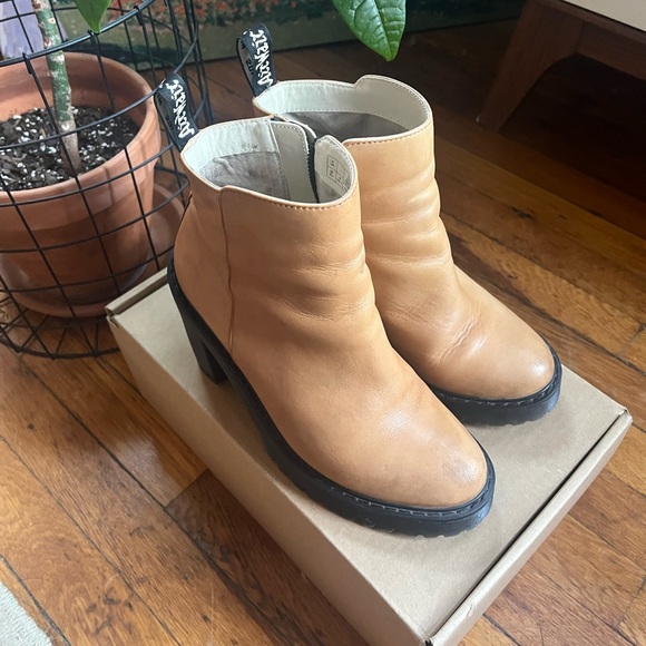 Doc Martens Magdalena Heeled Boots/Booties size 8 - Picture 2 of 9